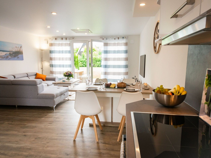 Dining 5, Holiday Home With Sauna and Jacuzzi, Rendsburg-Eckernförde