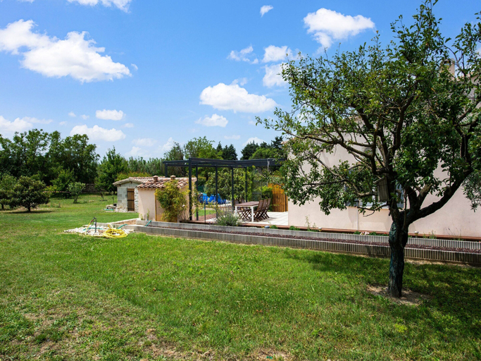 Garden 2, Holiday Home in Vaucluse Near Mont Ventoux, Vaucluse