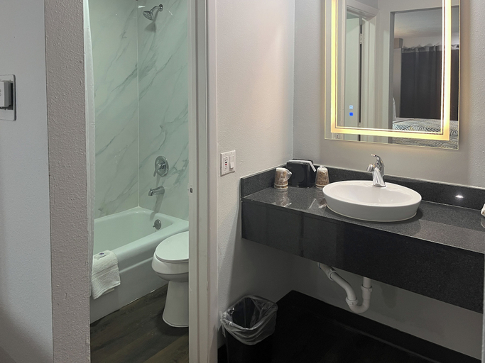 Bathroom 3, Motel 6 Dumas, TX, Moore