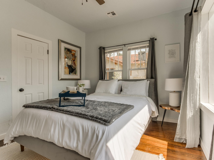 Room 5, 2BR Stylish Retreat in Midtown, Oklahoma