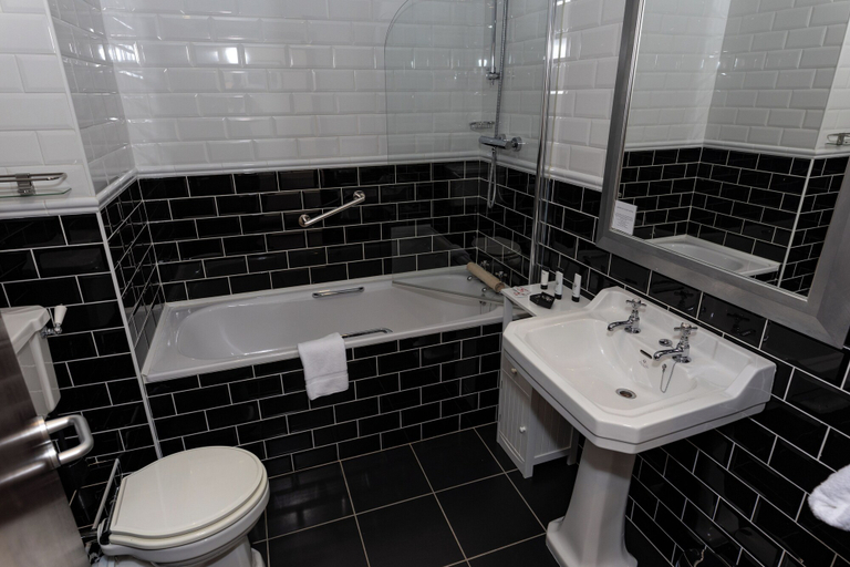 Bathroom 4, Chester Beatty Inn