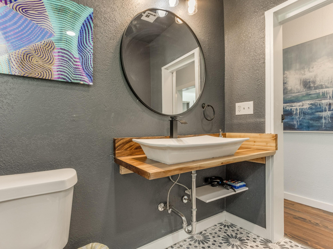 Room 3, 2BR Stylish Retreat in Midtown, Oklahoma