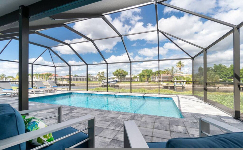 Room 5, Villa Capri Waterfront Escape Heated Saltwater Pool Private Dock, Charlotte