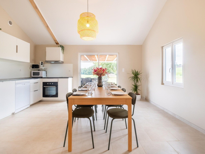Dining 4, Charming House in Hautefort With Pool & Nature, Dordogne