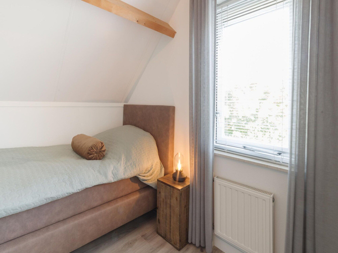 Room 5, Holiday Home in Quiet Park With Garden, Kapelle
