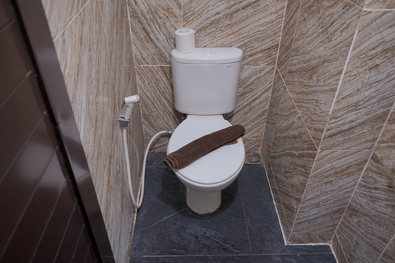 Bathroom 5, Luxurious 2BR at Urbantown Serpong Apartment By Travelio, Tangerang Selatan