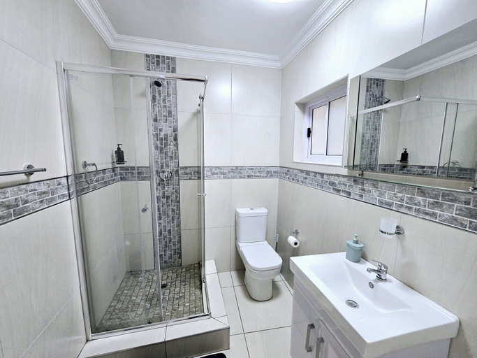 Bathroom 4, Waterfall City Guest Lodge, City of Johannesburg