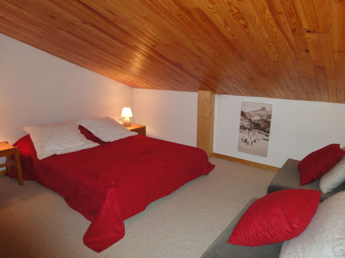 Room 5, Cosy Flat in Meribel Close to the ski Lifts, Savoie