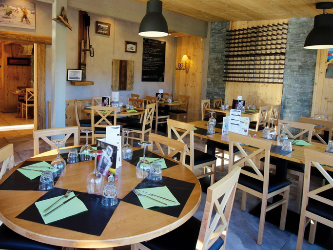 Dining 2, Spacious Apartment 500 m. From the Slopes of Les Sybelles, Savoie