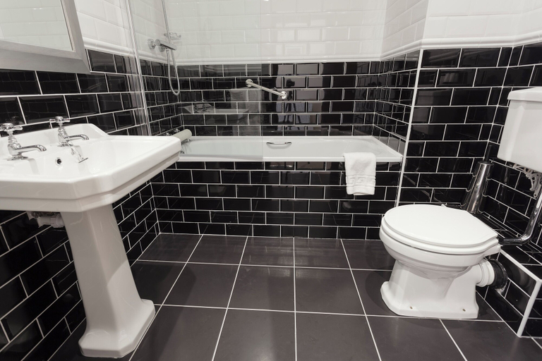 Bathroom 4, Chester Beatty Inn