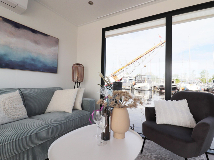 Living area 5, Houseboat in Lemmer With Harbor Views, Lemsterland