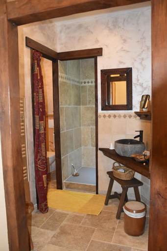 Bathroom, Domaine de la Ferte Clairbois, Mayenne
