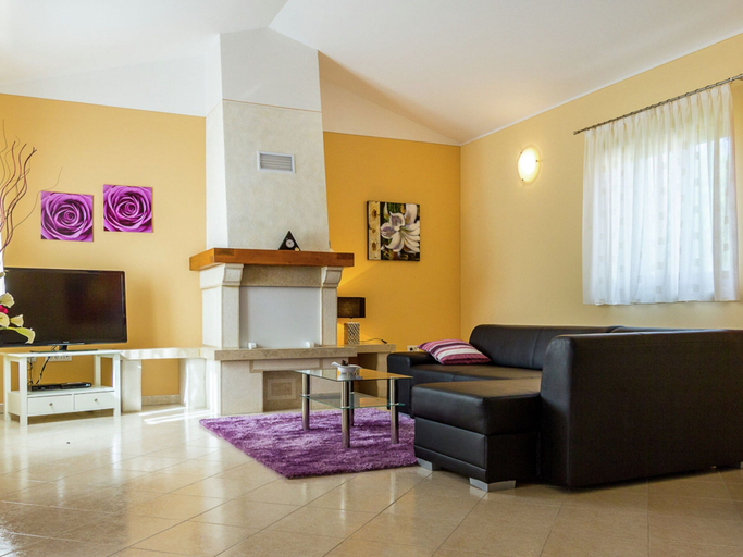 Others 5, Villa in Kma?i?i With Private Pool, Tinjan