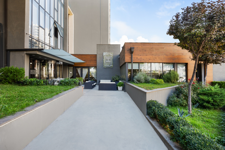 Exterior & Views