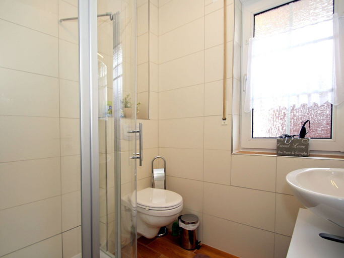 Bathroom, Ferienwohnung mit Sonnenterrasse in Dornumersiel, Aurich