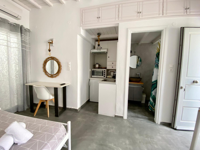 Facilities 3, Elenita’s Mykonos town flat, South Aegean