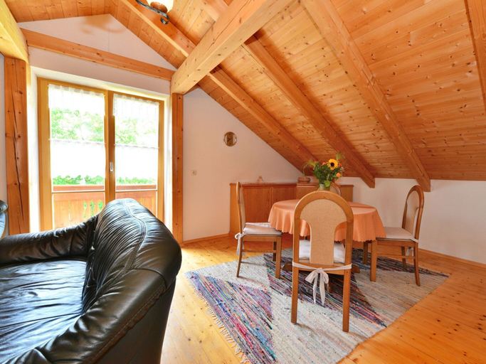 Dining 5, Ferienhaus aus Holz in der Nahe des Skigebiets, Regen