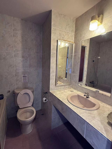 Bathroom 3, Collection O Luna Hotel Pattaya, Pattaya