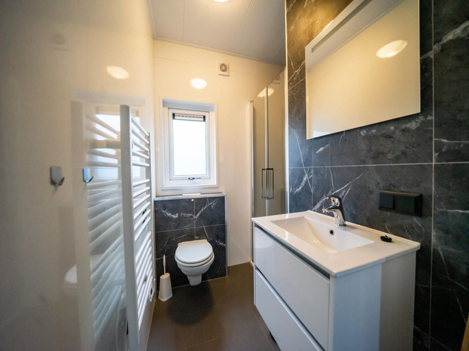 Bathroom, Chalet on a Holiday Park 3.5 km From the Beach, Texel
