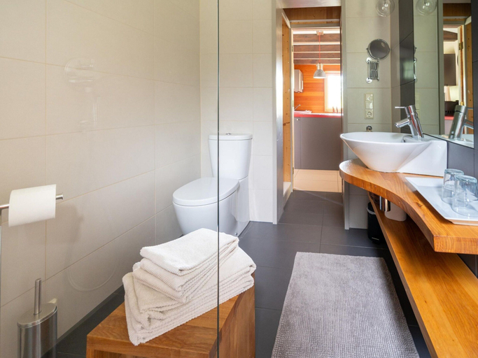 Bathroom 3, Forest-edge Apartment, Harz
