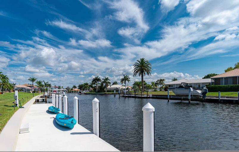 Room 4, Villa Tropical Waterfront Luxury Retreat Panoramic Water Views Pool Spa, Charlotte
