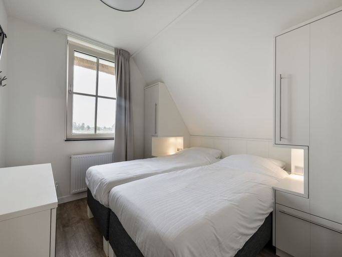 Room 4, Luxury Villa With a Sauna, at the Tjeukemeer, Lemsterland