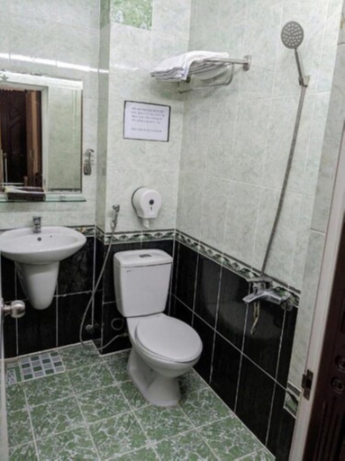 Bathroom 3, Phuong Thanh Hotel, District 10