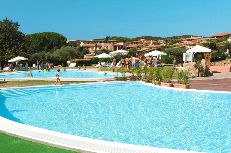 Pool 4, Apartment in Holiday Complex Only 100 m From the Beach, Olbia-Tempio