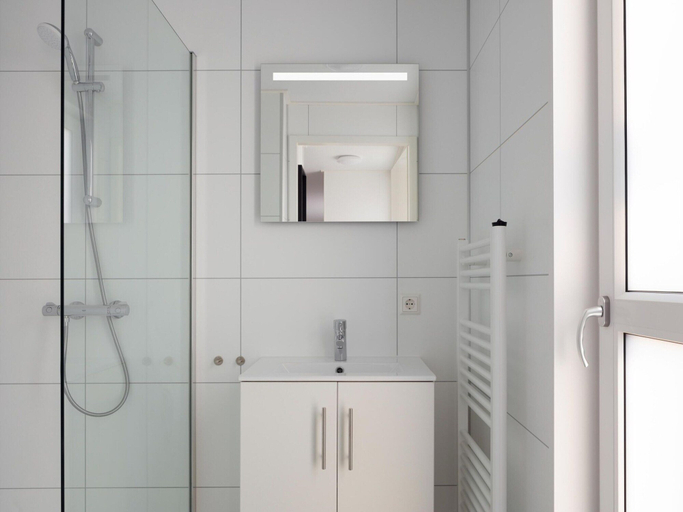 Bathroom, Lodge in Nieuwvliet-Bad near the Beach, Sluis