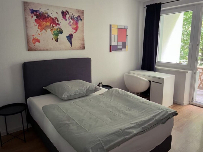 Room 4, Amazing Holiday Home With Balcony, Mainz