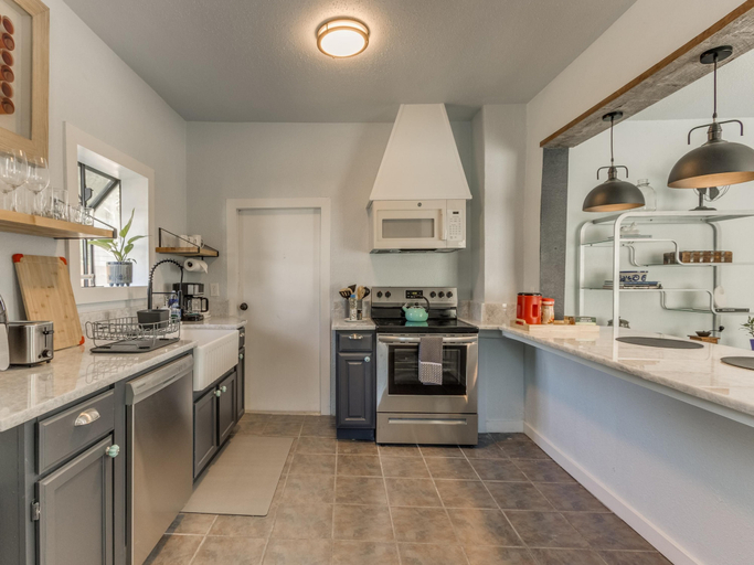 Room 2, 2BR Stylish Retreat in Midtown, Oklahoma