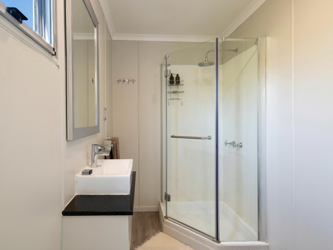 Bathroom 5, Chobe Princesses by Mantis, Kabe