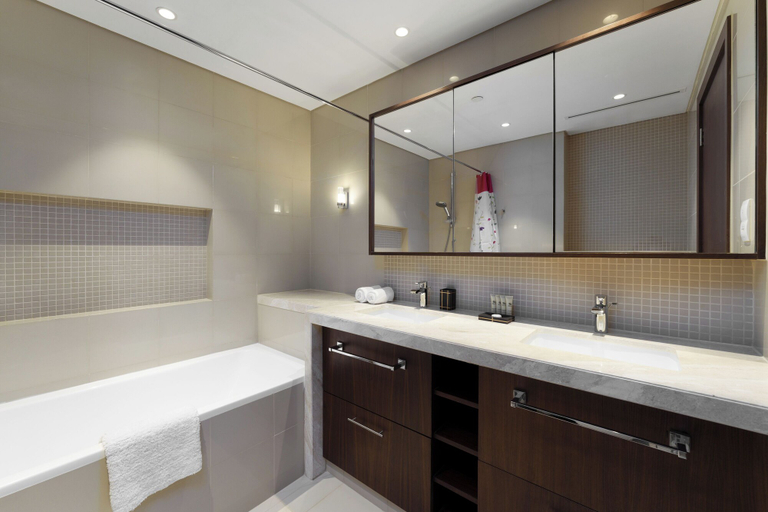 Bathroom, Maison Privee - Inviting Apt with Fabulous Dubai Canal & Skyline Vws, Dubai