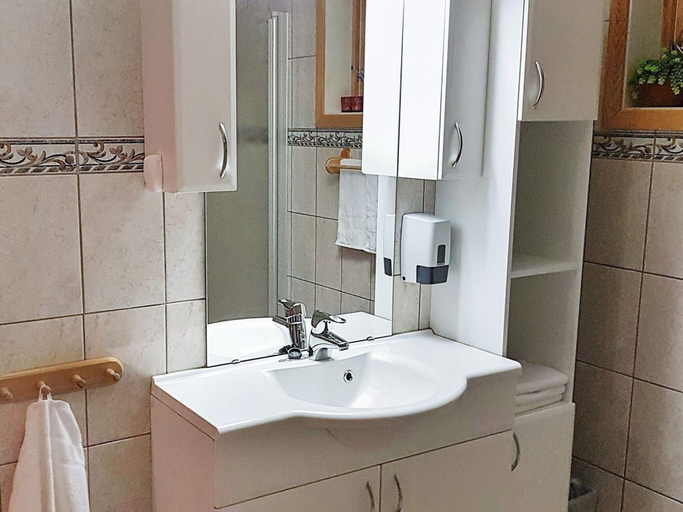 Bathroom 4, 6 Person Holiday Home in Hamnvik, Ibestad