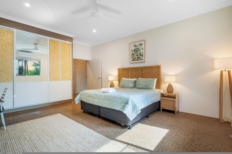 Room 3, Majestic Manor Stylish Super Home Pool BBQ, Wanguri