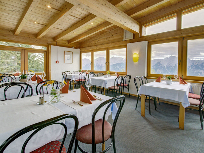 Dining 3, Chalet on Zettersfeld With Dolomite Views, Lienz