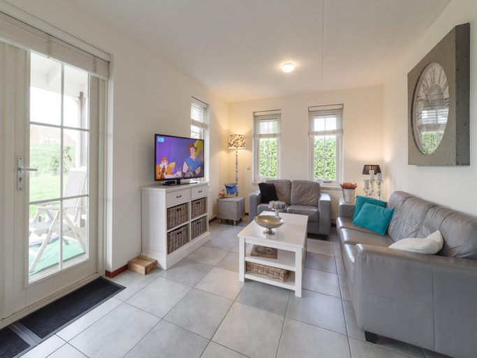 Living area 3, Charming Coastal Escape, Kapelle