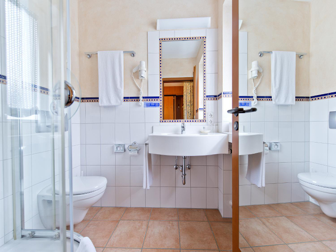 Bathroom 10