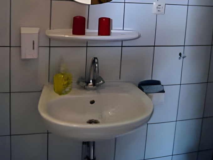 Bathroom 2, Gastehaus Restaurant Norddeich, Aurich