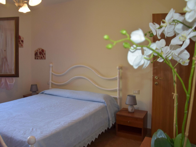Room 4, Pretty Holiday Home Casa Luca With Above-ground Pool in Capezzano Pianore, Lucca