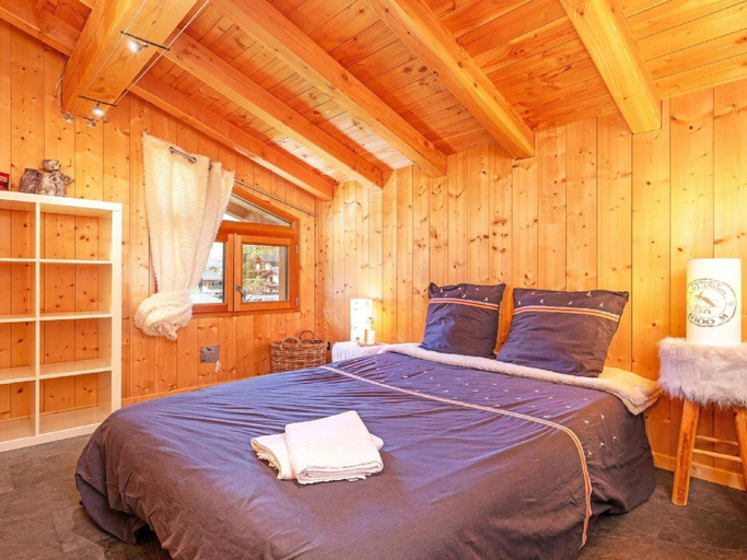 Room 2, Chalet in Moulin With Sauna & Stunning Views, Savoie