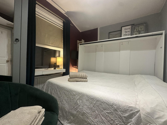 Bedroom 2, House - Sleeps 4 - Garden - Pets Ok - Parking, London
