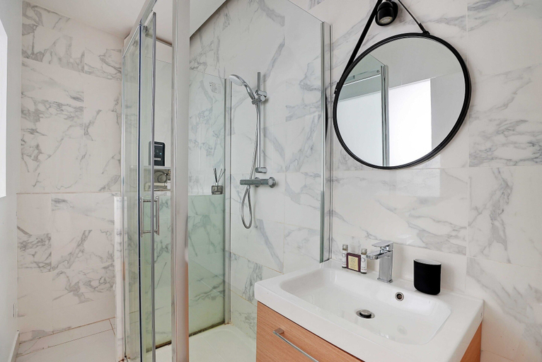 Bathroom 4, Apartment in Bastille with 1 room, Paris