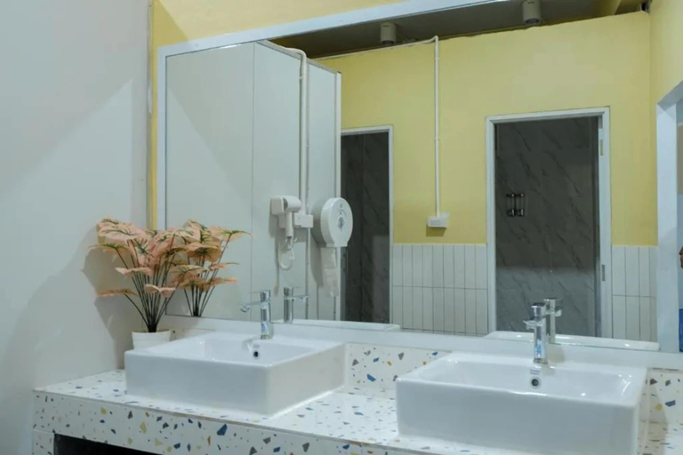 Bathroom 3, Scenario Cafe and Hostel, Muang Kanchanaburi