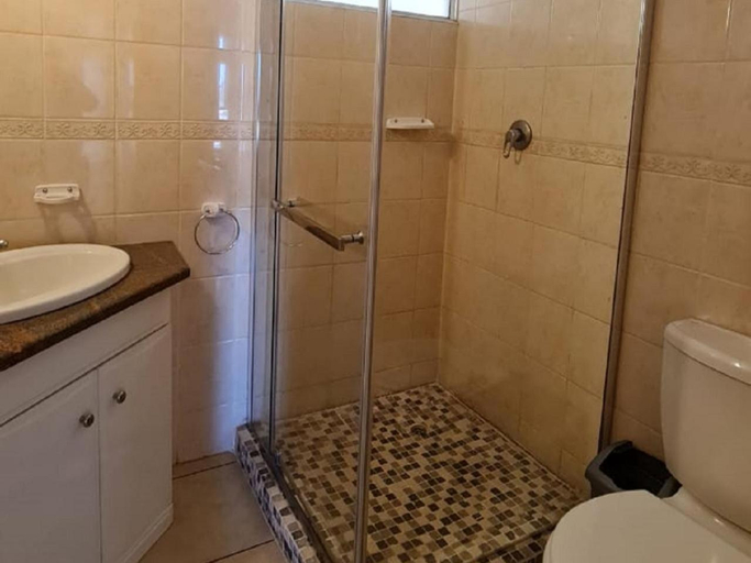 Bathroom 2, Santana, Ugu