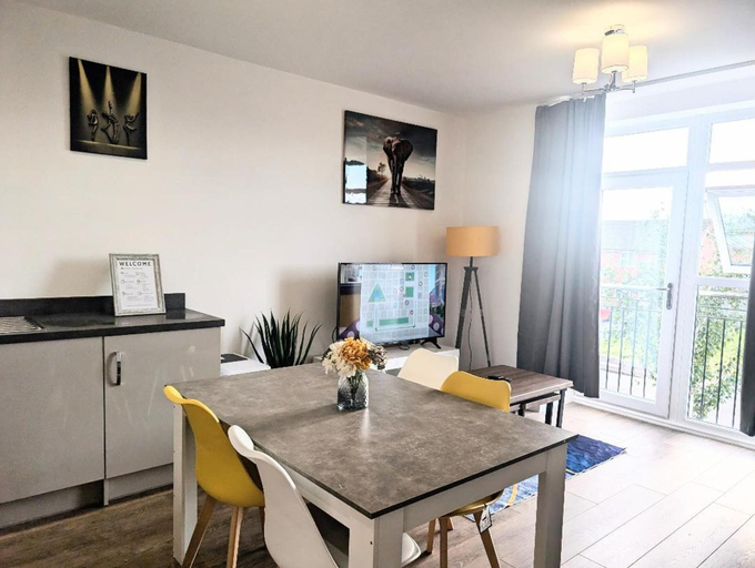 Dining 3, Rugby - Apartment - Sleeps 4 - Parking, Warwickshire