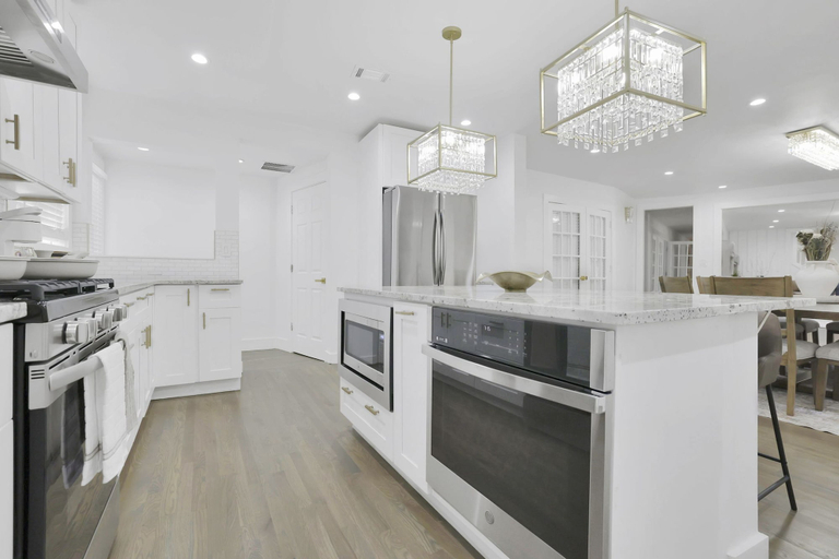 Room 2, Luxury 7BR Buckhead Oasis w Pool Gameroom Firepit, Atlanta