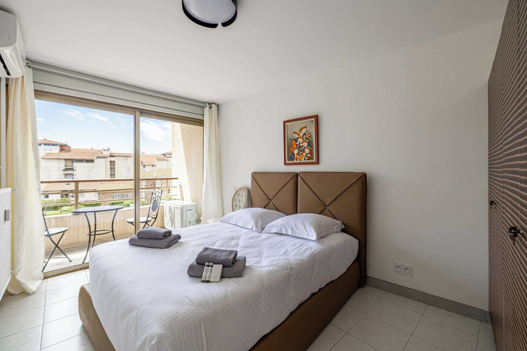 Room 2, Very Nice Renovated Apartment - Cannes La Bocca - 3br/6p, Alpes-Maritimes