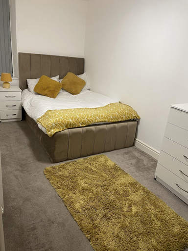 Room 5, 2 Bed Flat - Sleeps 4 - Jacuzzi Bath - Parking, Bradford