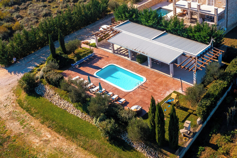 Others 2, Villa Almond, Nin